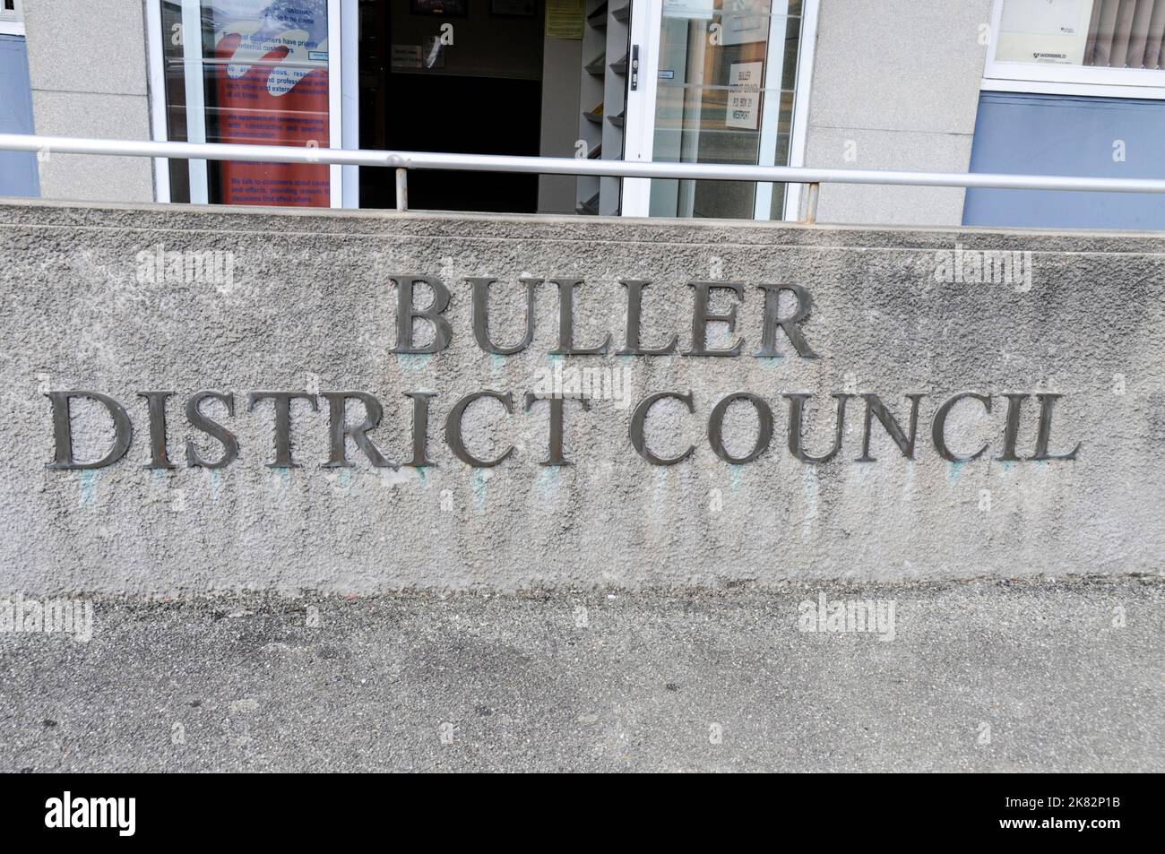 Le conseil de district de Buller est un odffic administratif régional de Westport, une ancienne ville minière de charbon sur la rive de la rivière Buller, sur la côte ouest Banque D'Images