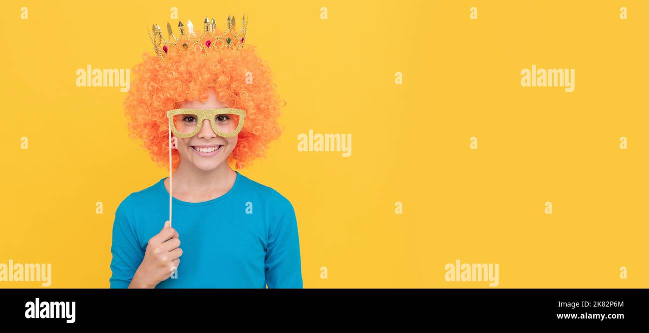 avril, jour des fous. enfance heureuse. fête d'anniversaire des filles. joyeux gamin drôle dans la perruque et la couronne. Enfant adolescent drôle dans perruque, affiche de fête. Bannière Banque D'Images