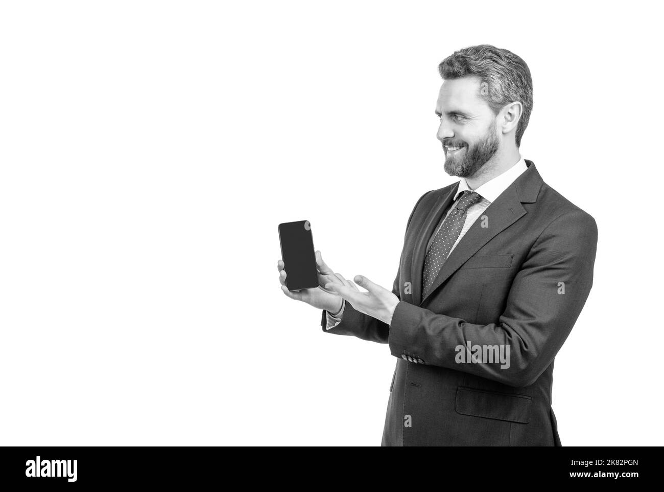 Heureux professionnel homme présentant téléphone mobile avec le geste publicitaire, la communication Banque D'Images