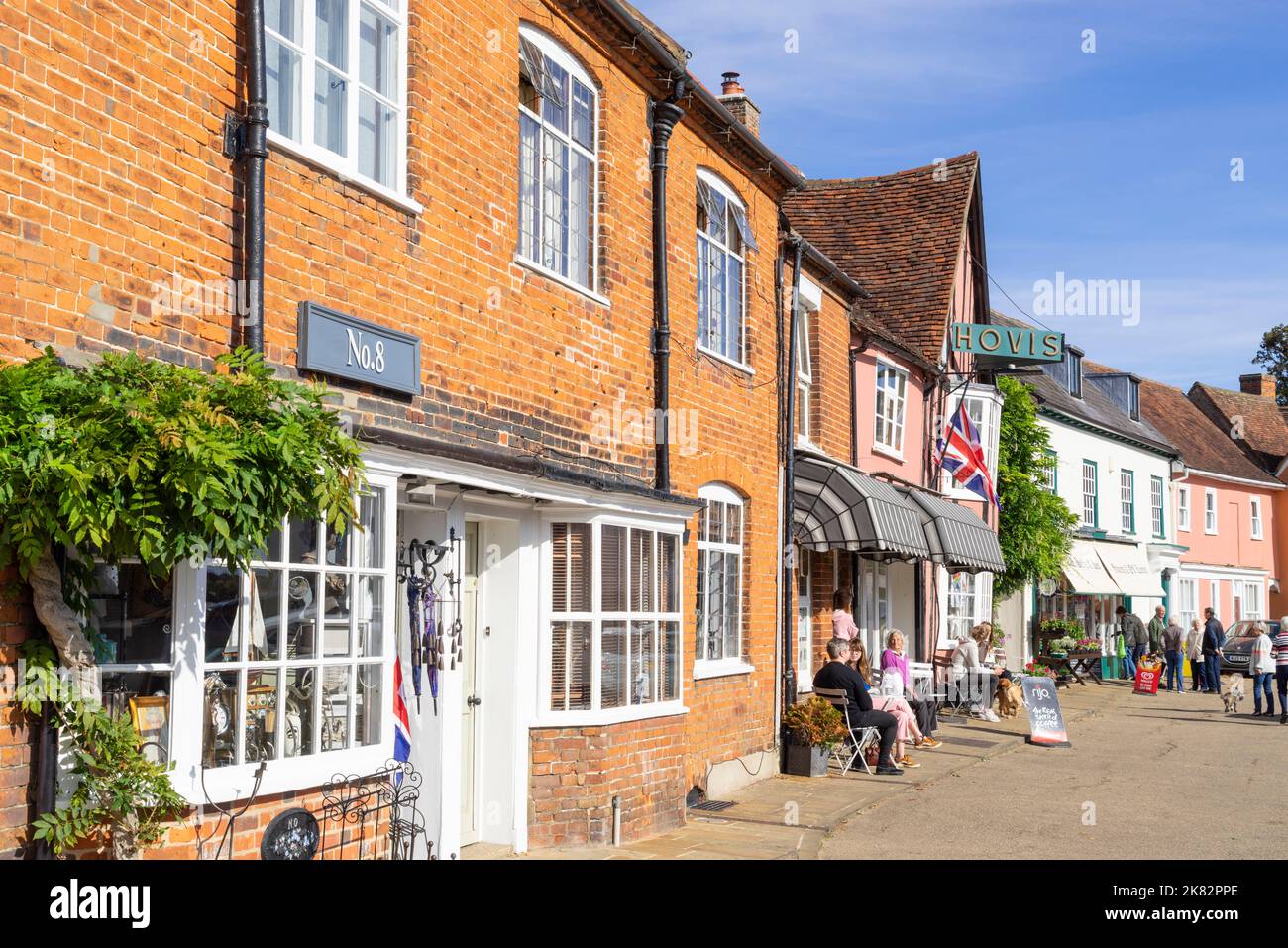 Boutiques indépendantes boulangerie et café sur la place du marché dans la ville médiévale de laine de Lavenham Suffolk Angleterre GB Europe Banque D'Images