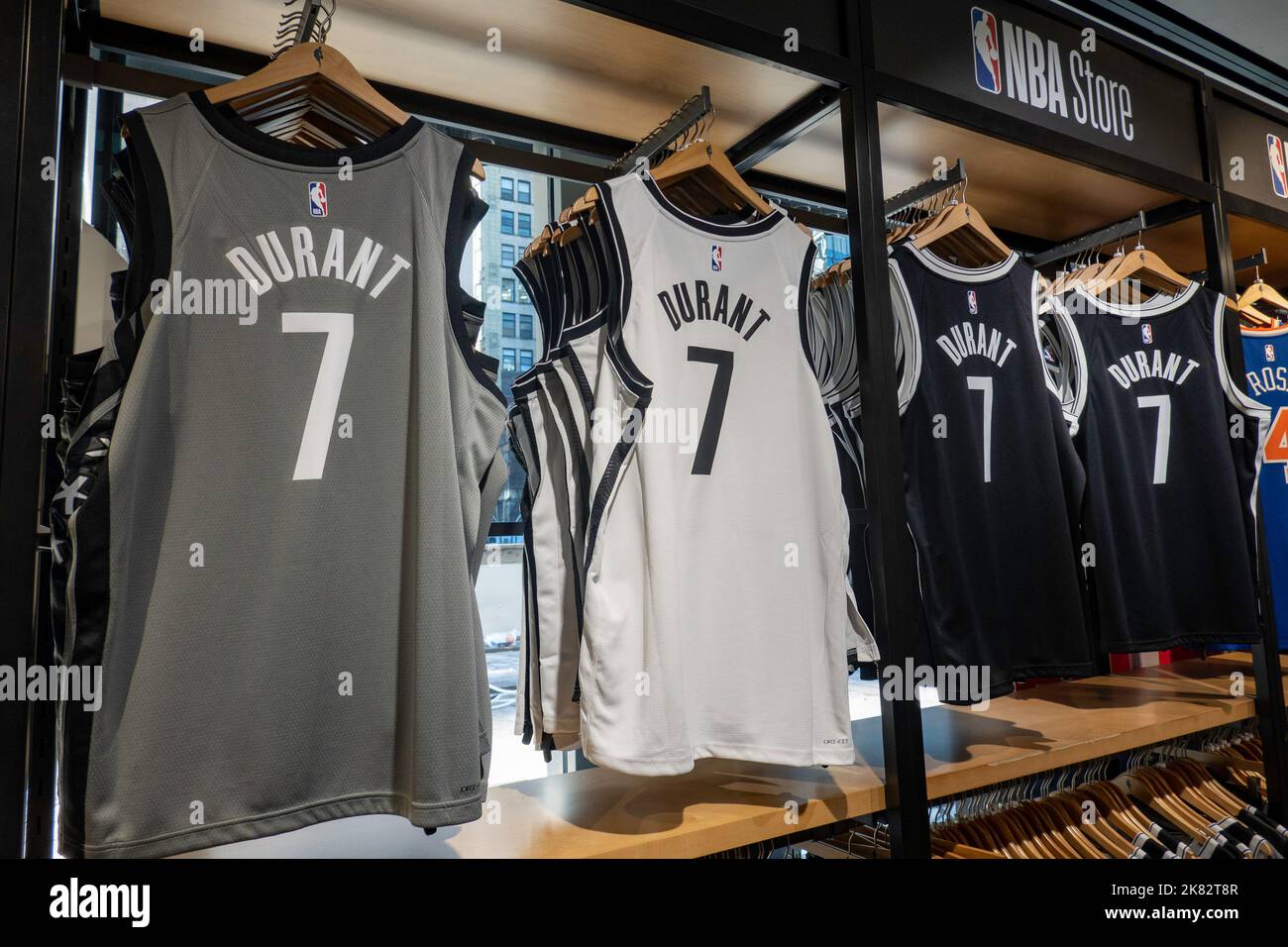 Marchandise de marque au magasin phare de la NBA, 545 Fifth Avenue, New York, États-Unis 2022 Banque D'Images