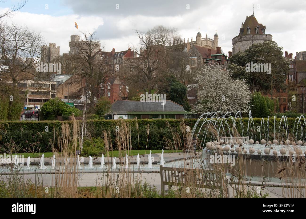 Château de Windsor avec parc en premier plan, Windsor, Berkshire, Royaume-Uni. Les travaux sur ce château normand ont été commencés par William le Conquérant au 11th siècle Banque D'Images