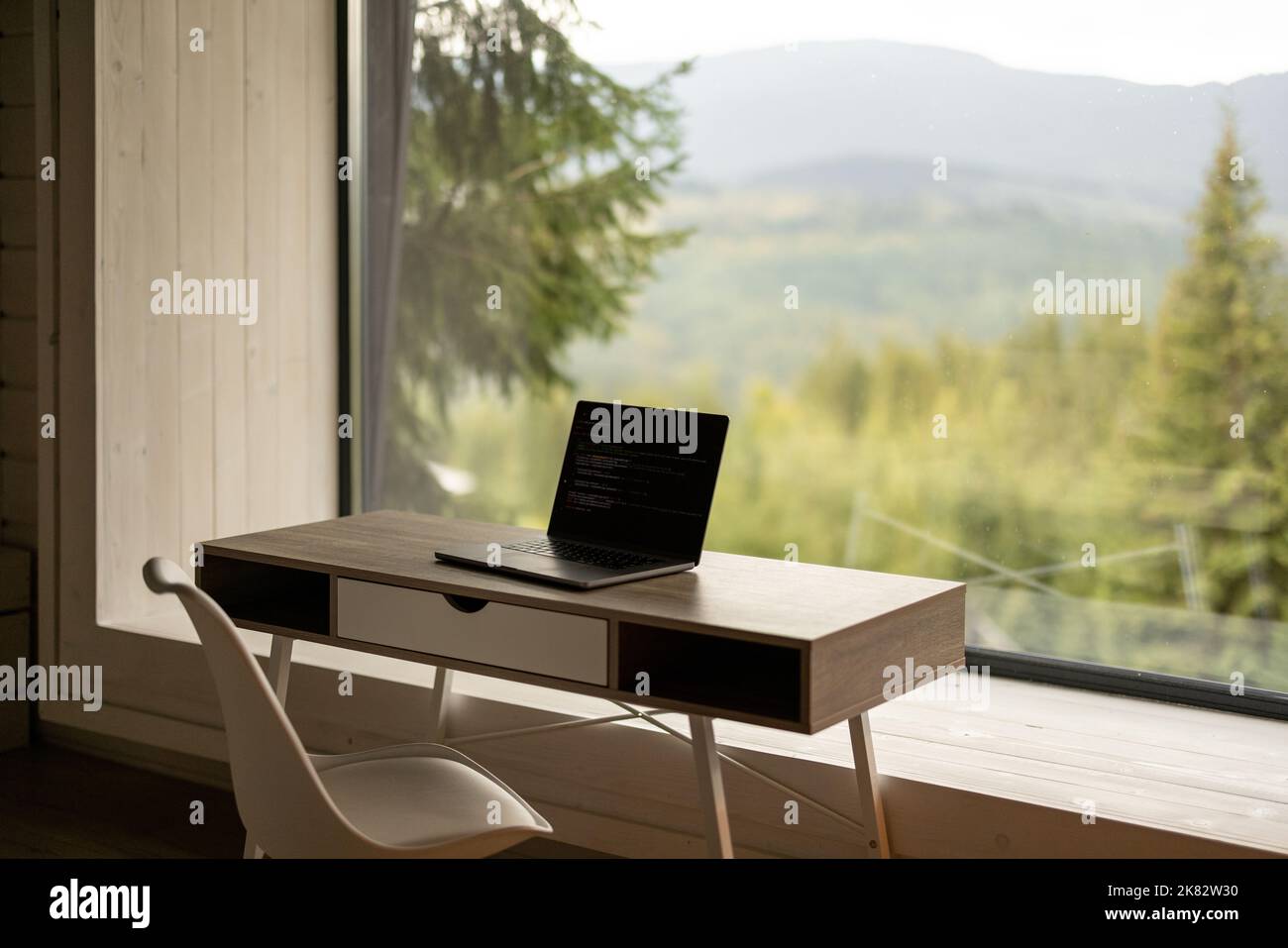 Lieu de travail avec ordinateur portable sur table dans la maison sur la nature Banque D'Images