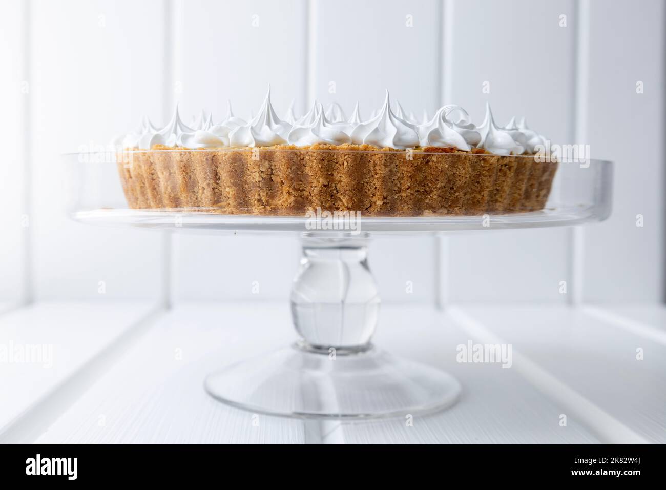 base de gâteau au chocolat décorée de crème pâtissière, sucrée dans le studio avec fond blanc, délicieux dessert Banque D'Images