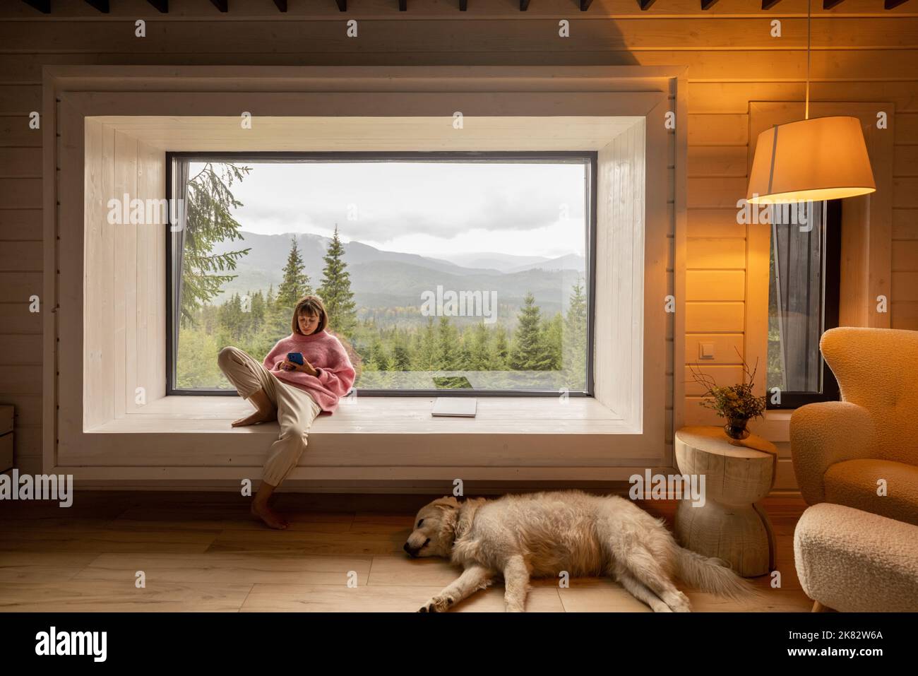 La femme repose dans la maison sur la nature Banque D'Images