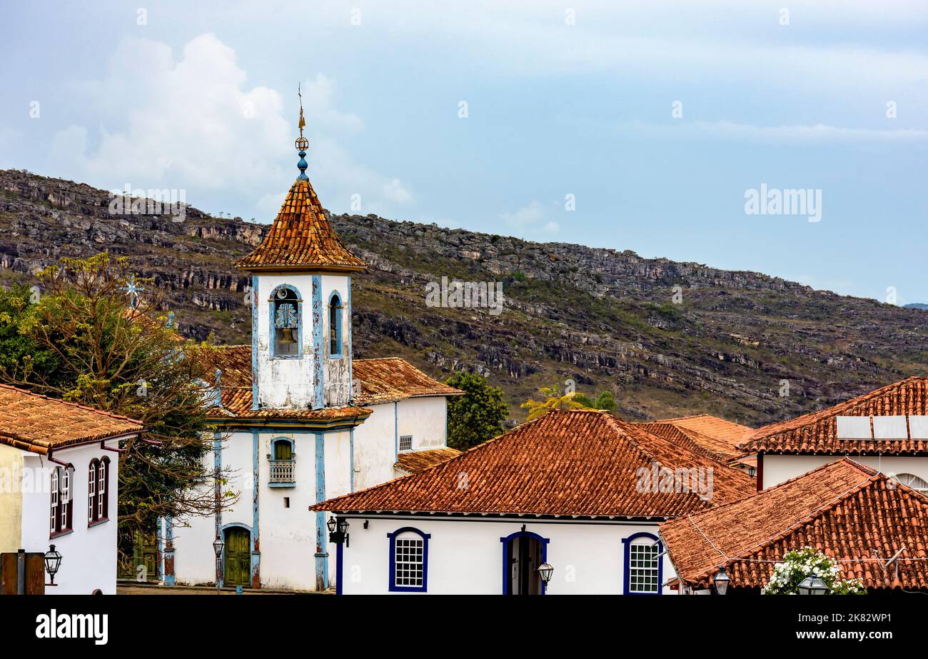 Clocher de l'église baroque historique avec élévation à travers les arbres et les toits et les montagnes de la ville historique de Diamantina à Minas Gerais, Brésil Banque D'Images