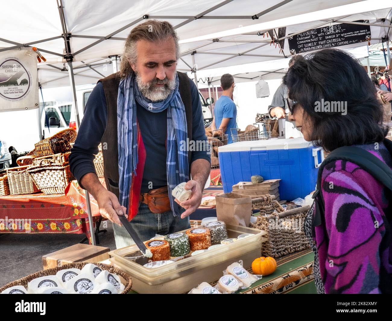 MARCHÉ des PRODUCTEURS DE FROMAGE artisan fromager offrant un goût d'une sélection de ses fromages. Embarcadero Ferry Plaza San Francisco Californie États-Unis Banque D'Images