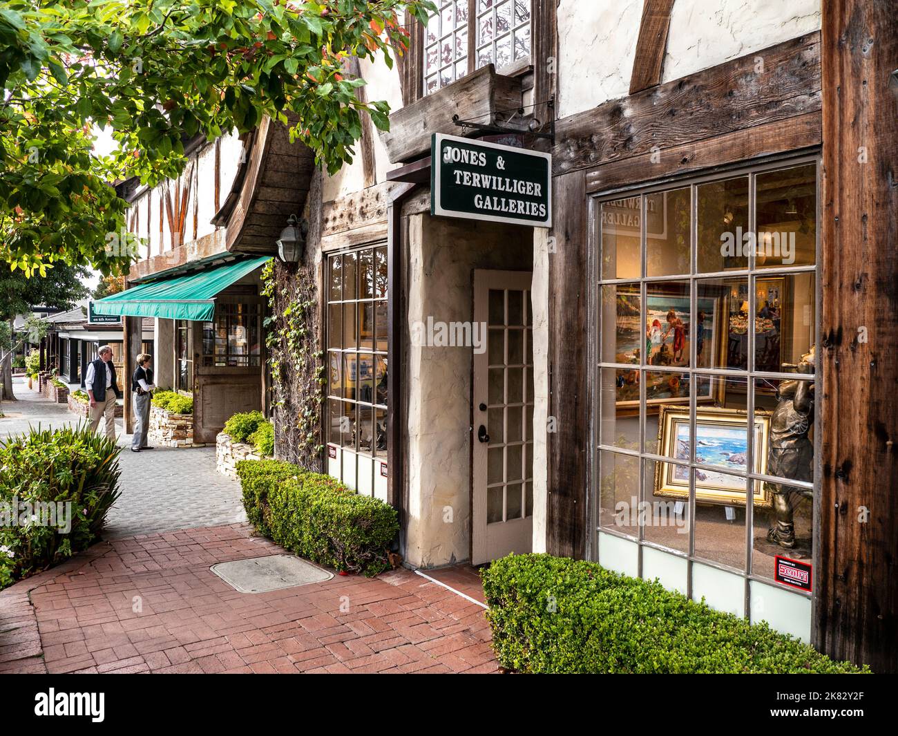 CARMEL OCEAN AVENUE BOUTIQUES SHOPPES Clean Street scène de boutiques haut de gamme et galeries d'art Ocean Avenue Monterey Carmel California USA Banque D'Images