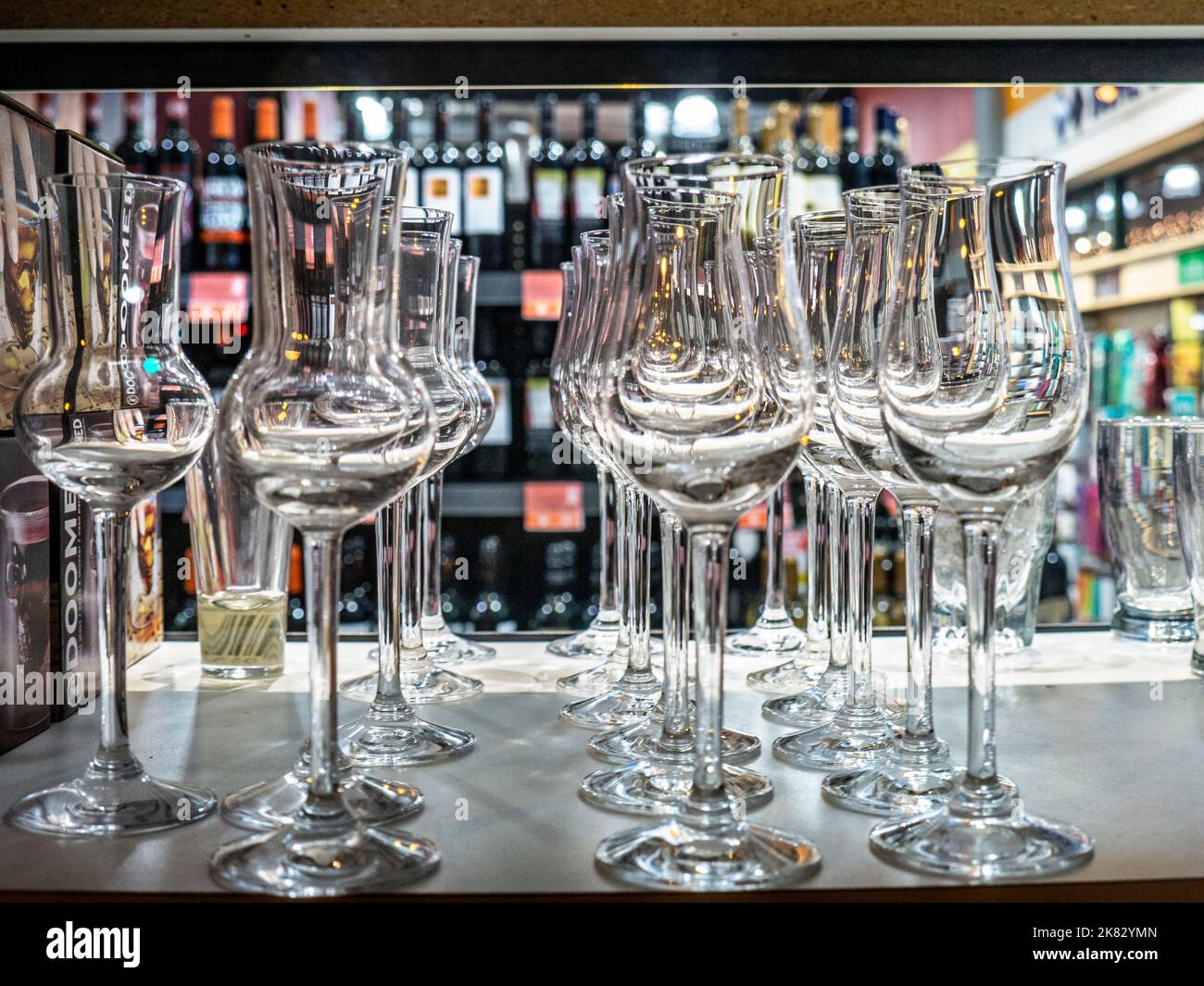 Magasin de vin verres de dégustation étagère promotion Banque de  photographies et d'images à haute résolution - Alamy