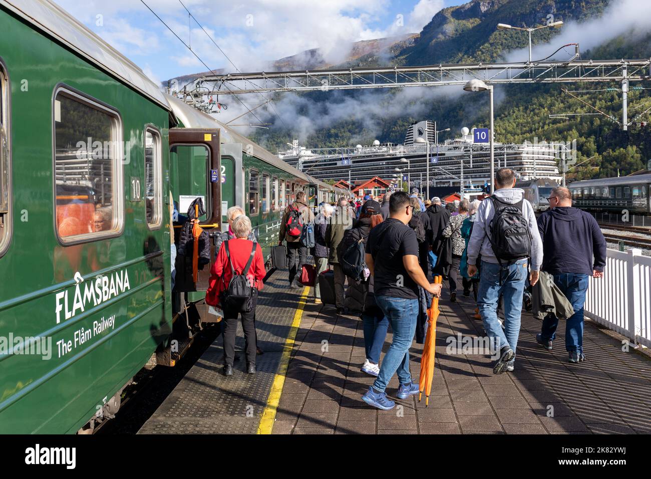 Les gens descendez du train après un beau voyage en train à travers la nature sur le chemin de fer de Flam pour retourner au bateau de croisière amarré dans le port de Flam Banque D'Images