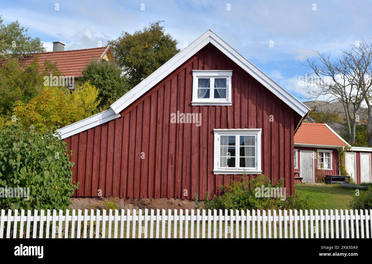 vue de face d'une maison rouge typique de suède avec clôture blanche Banque D'Images