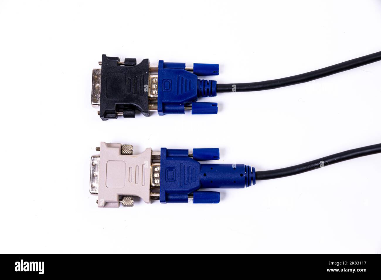 Adaptateur ou concentrateur USB de type C avec divers accessoires : poignées, hdmi, ethernet, VGA DP HDMI, câbles. Divers câbles de conversion pour ordinateurs et smartp Banque D'Images