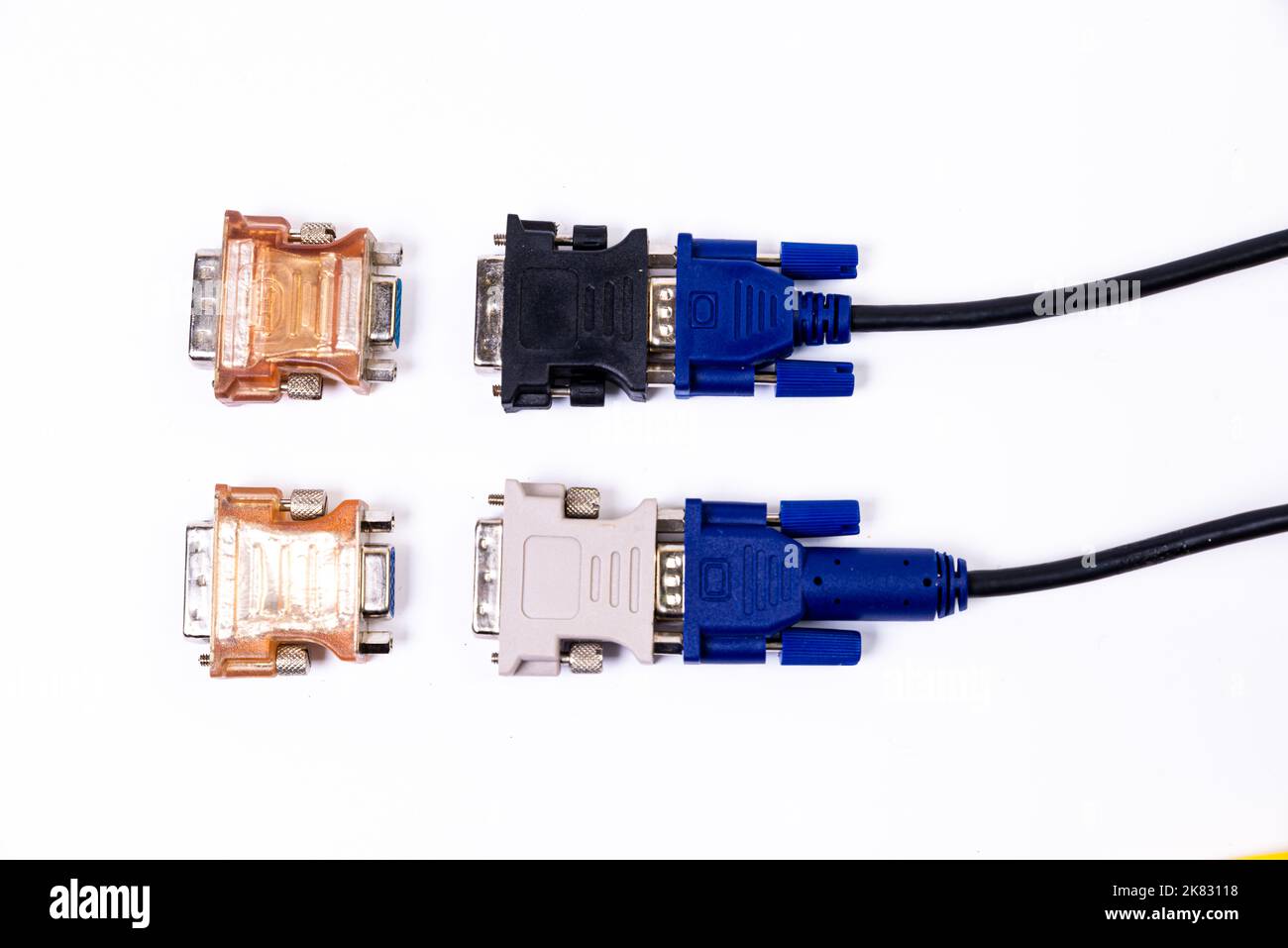 Adaptateur ou concentrateur USB de type C avec divers accessoires : poignées, hdmi, ethernet, VGA DP HDMI, câbles. Divers câbles de conversion pour ordinateurs et smartp Banque D'Images