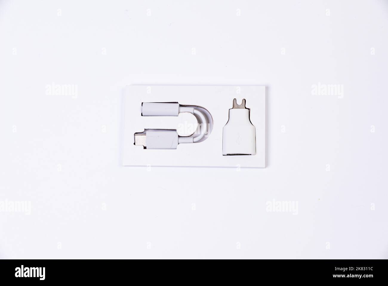 Adaptateur ou concentrateur USB de type C avec divers accessoires : poignées, hdmi, ethernet, VGA DP HDMI, câbles. Divers câbles de conversion pour ordinateurs et smartp Banque D'Images