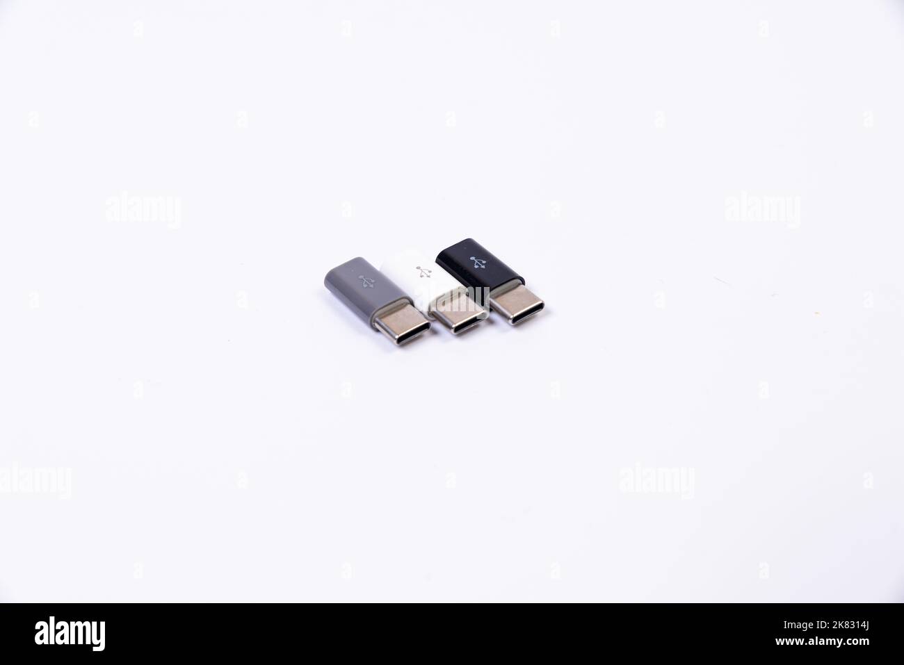 Adaptateur ou concentrateur USB de type C avec divers accessoires : poignées, hdmi, ethernet, VGA DP HDMI, câbles. Divers câbles de conversion pour ordinateurs et smartp Banque D'Images