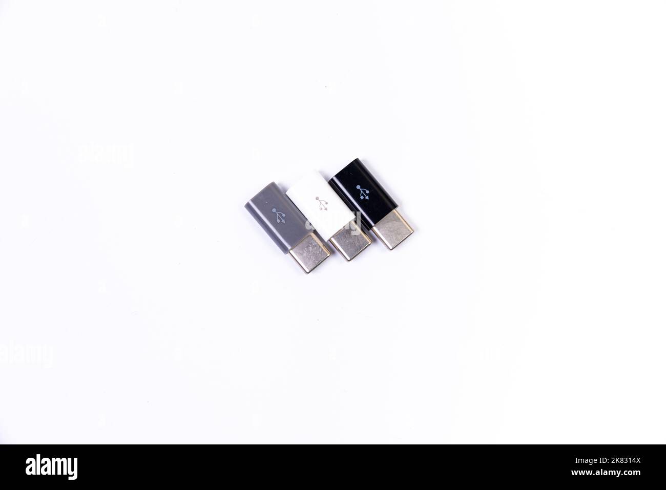 Adaptateur ou concentrateur USB de type C avec divers accessoires : poignées, hdmi, ethernet, VGA DP HDMI, câbles. Divers câbles de conversion pour ordinateurs et smartp Banque D'Images