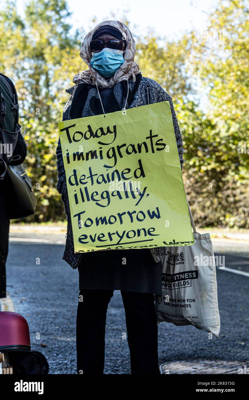 Non à Hassockfield est une campagne mise en place au début de 2021 pour lutter pour la fermeture du nouveau Centre d'enlèvement de l'immigration (IRC) pour les femmes du comté de Durham. Connu à l'origine sous le nom de Hassockfield, il a maintenant été renommé Derwentside. Il remplace Yarl’s Wood comme principal IRC pour les femmes au Royaume-Uni. Le 3rd samedi de chaque mois à 12pm heures, une manifestation a lieu sur le site pour montrer la solidarité avec les femmes détenues en faisant du bruit, en jouant de la musique, en criant des chants et en partageant des discours. Royaume-Uni. Banque D'Images