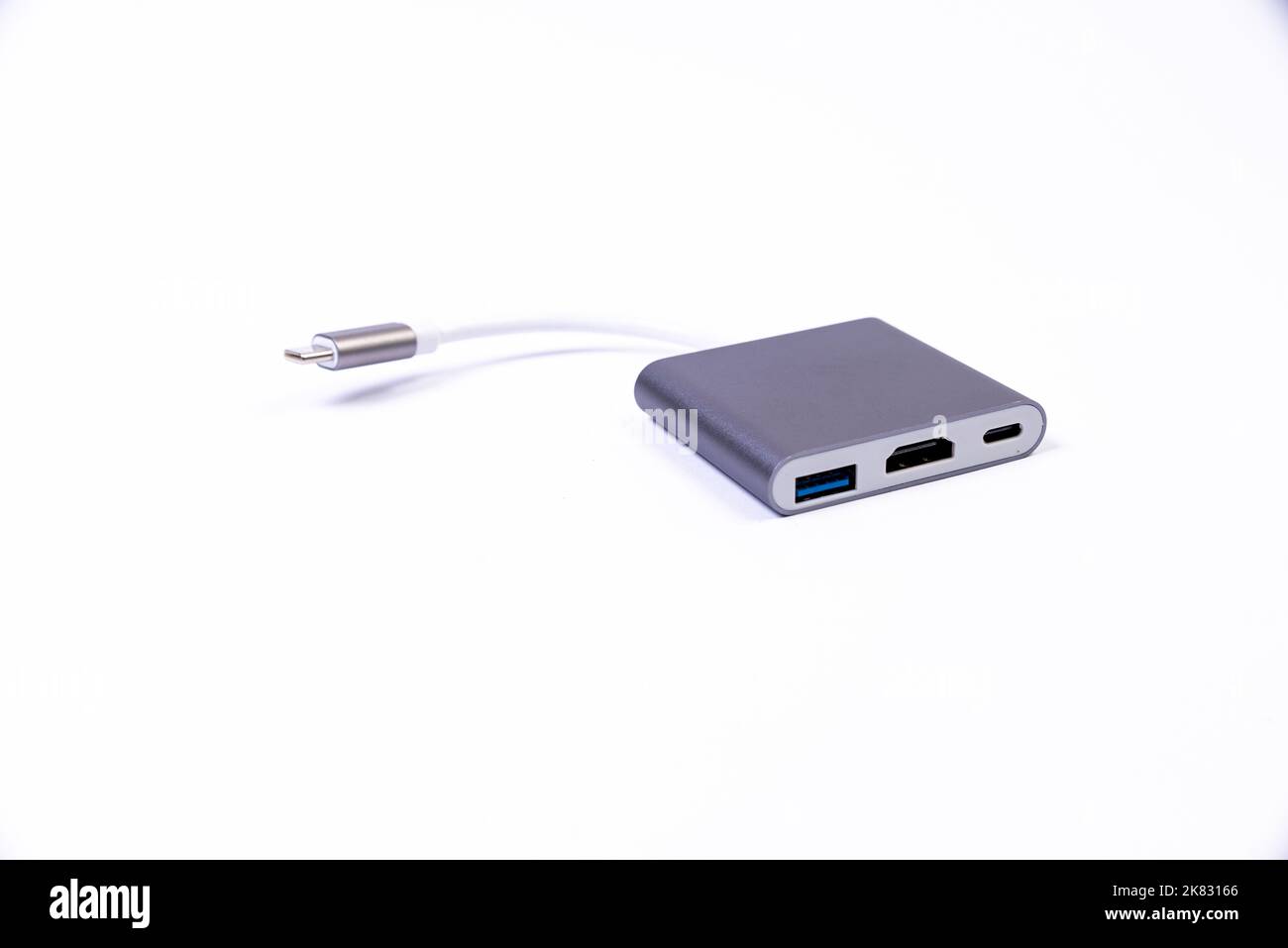 Adaptateur ou concentrateur USB de type C avec divers accessoires : poignées, hdmi, ethernet, VGA DP HDMI, câbles. Divers câbles de conversion pour ordinateurs et smartp Banque D'Images