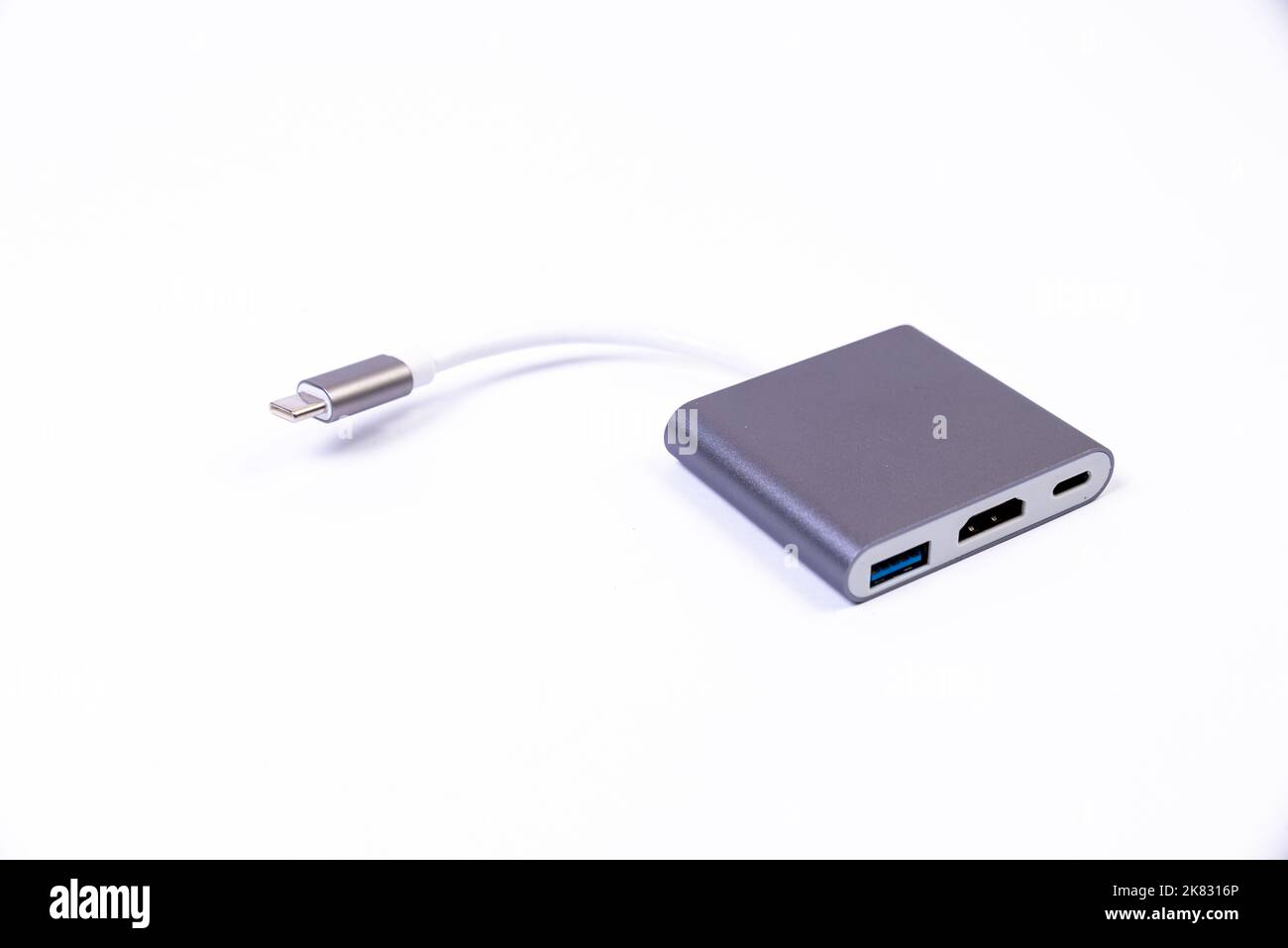 Adaptateur ou concentrateur USB de type C avec divers accessoires : poignées, hdmi, ethernet, VGA DP HDMI, câbles. Divers câbles de conversion pour ordinateurs et smartp Banque D'Images