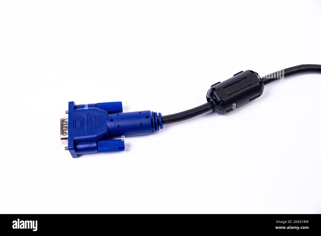 Gros plan d'une inductance en ferrite. Élément électrique qui supprime le bruit électronique haute fréquence dans les circuits électroniques. Sur blanc isolé Banque D'Images