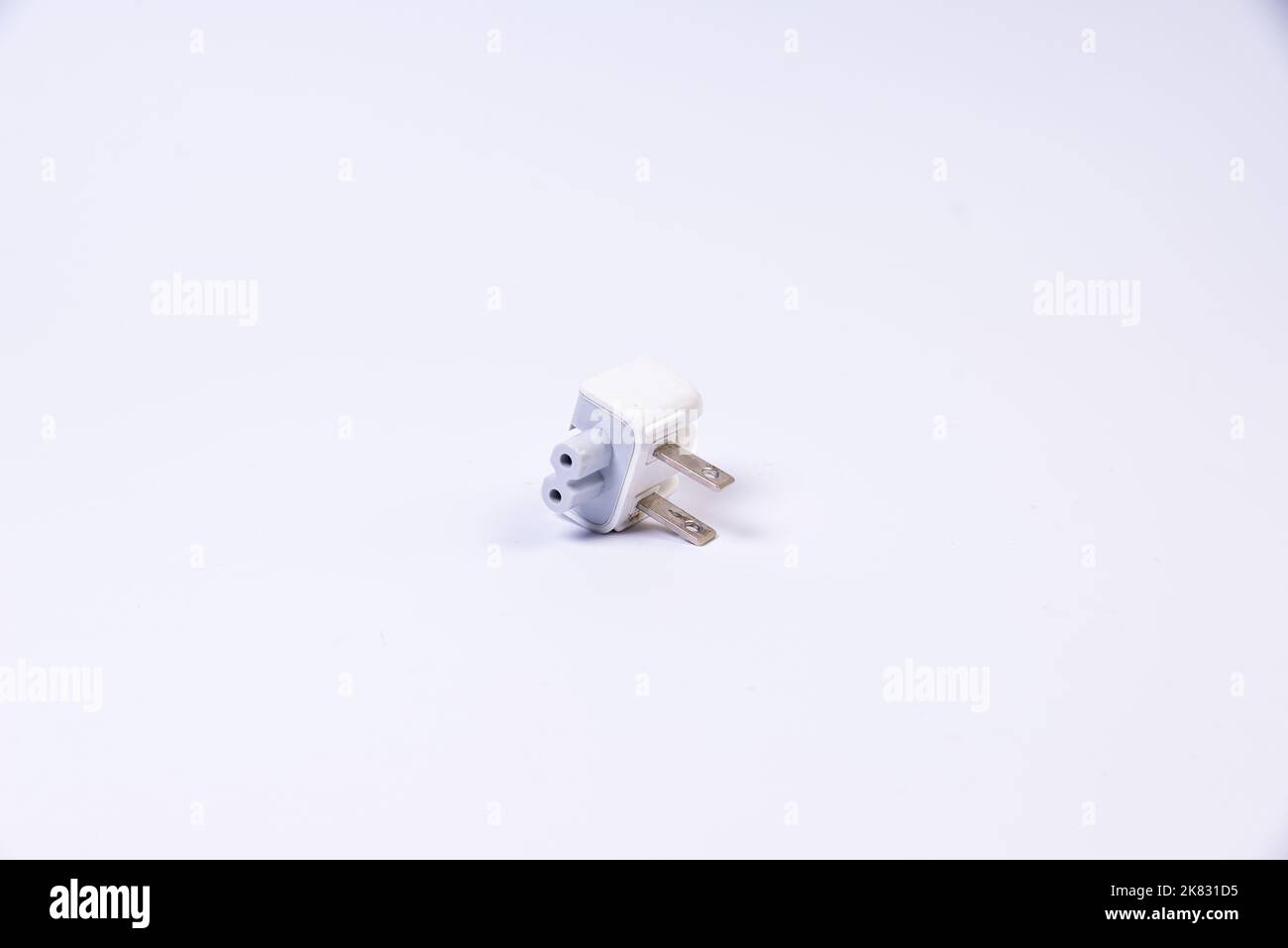 Adaptateur ou concentrateur USB de type C avec divers accessoires : poignées, hdmi, ethernet, VGA DP HDMI, câbles. Divers câbles de conversion pour ordinateurs et smartp Banque D'Images