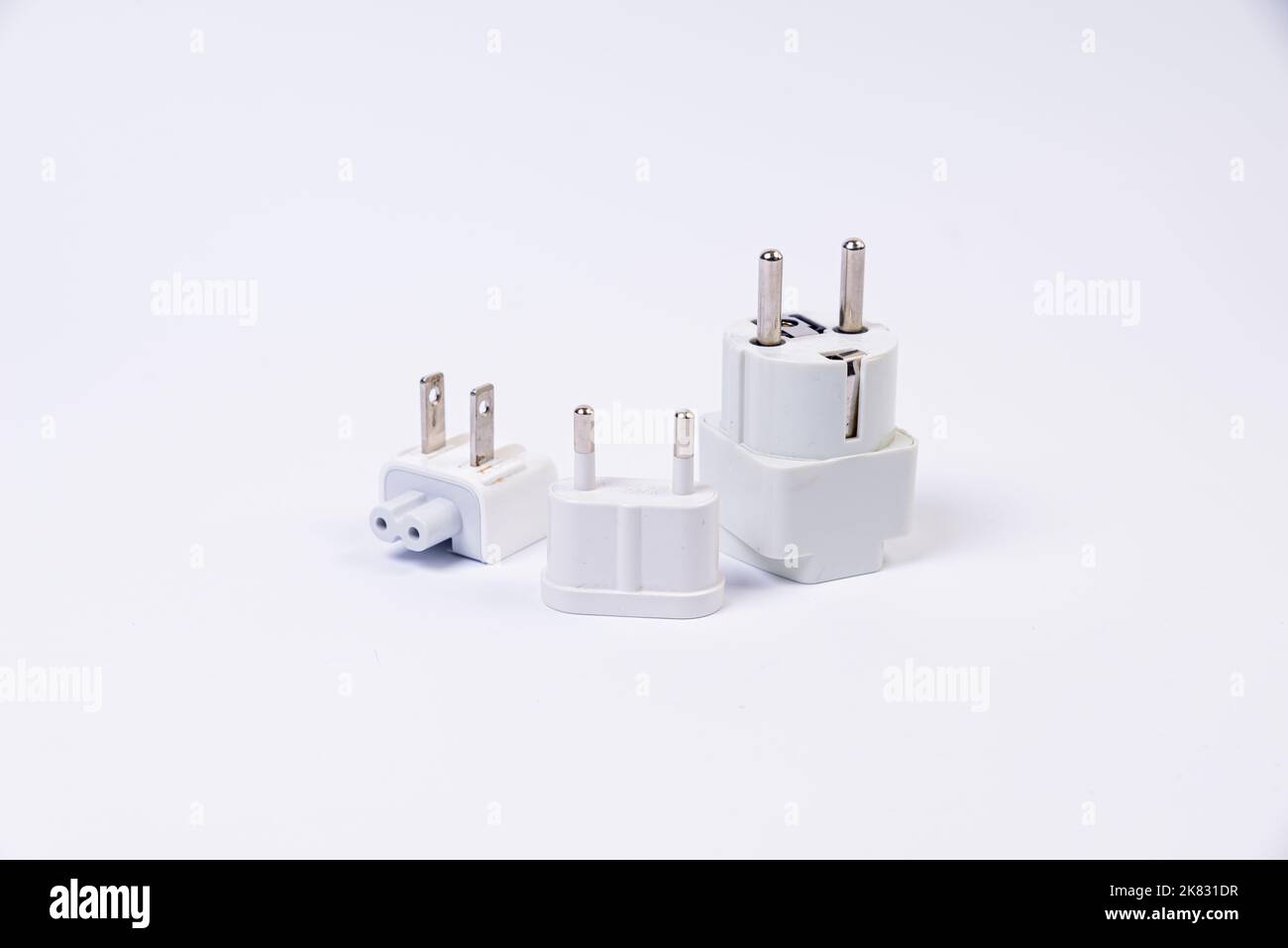 Adaptateur ou concentrateur USB de type C avec divers accessoires : poignées, hdmi, ethernet, VGA DP HDMI, câbles. Divers câbles de conversion pour ordinateurs et smartp Banque D'Images