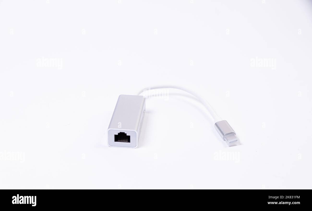 Adaptateur ou concentrateur USB de type C avec divers accessoires : poignées, hdmi, ethernet, VGA DP HDMI, câbles. Divers câbles de conversion pour ordinateurs et smartp Banque D'Images