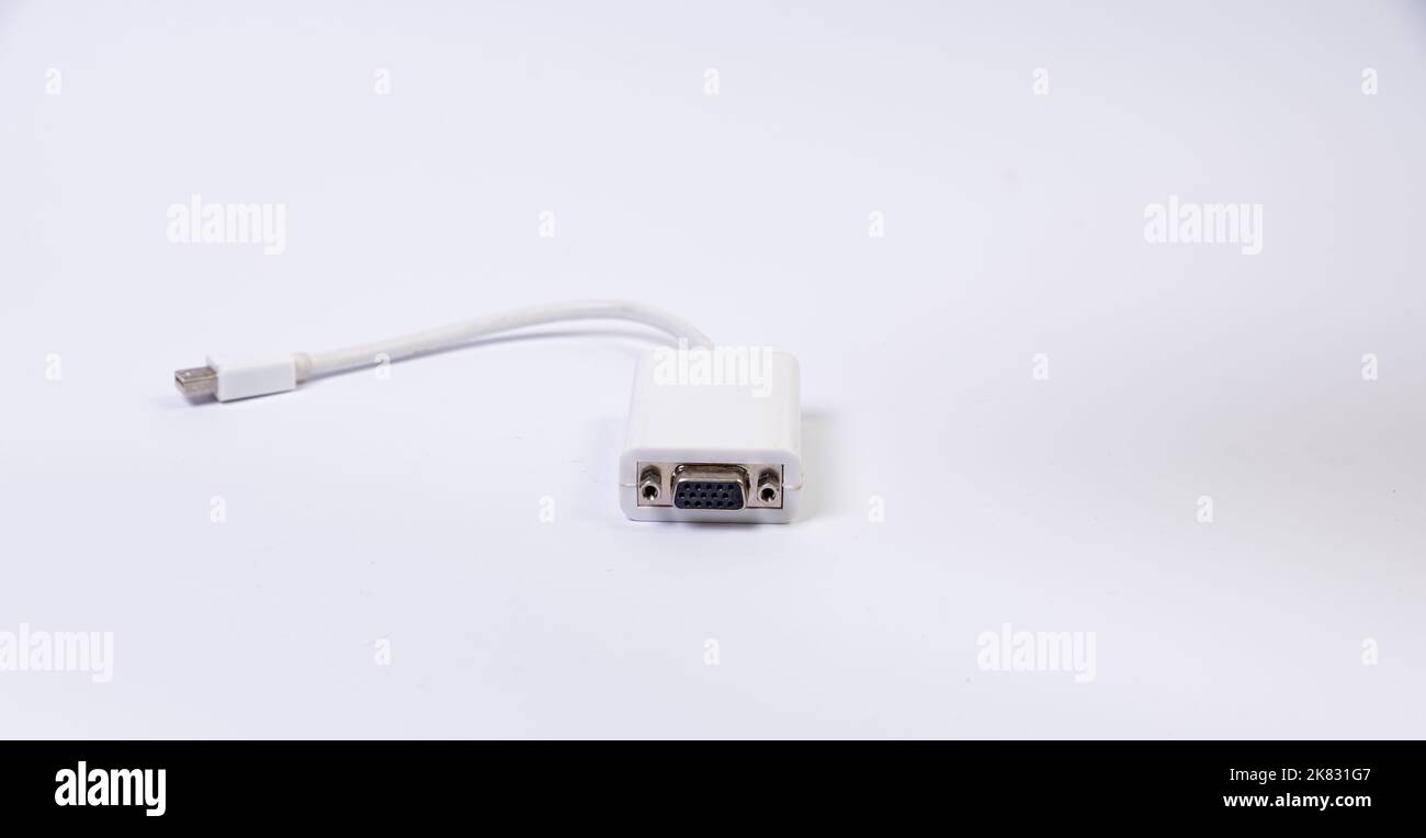 Adaptateur ou concentrateur USB de type C avec divers accessoires : poignées, hdmi, ethernet, VGA DP HDMI, câbles. Divers câbles de conversion pour ordinateurs et smartp Banque D'Images