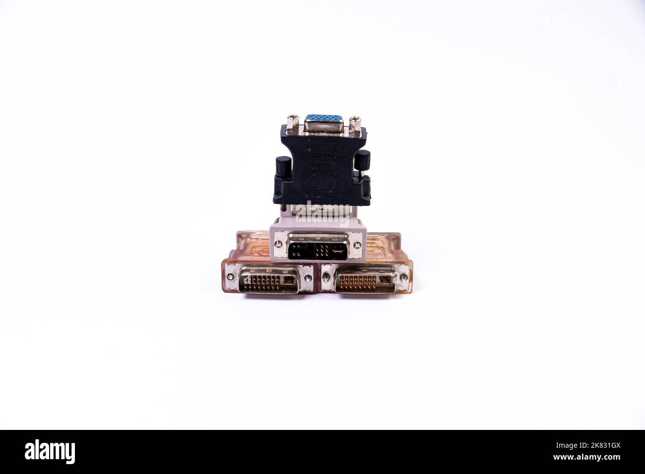 Adaptateur ou concentrateur USB de type C avec divers accessoires : poignées, hdmi, ethernet, VGA DP HDMI, câbles. Divers câbles de conversion pour ordinateurs et smartp Banque D'Images