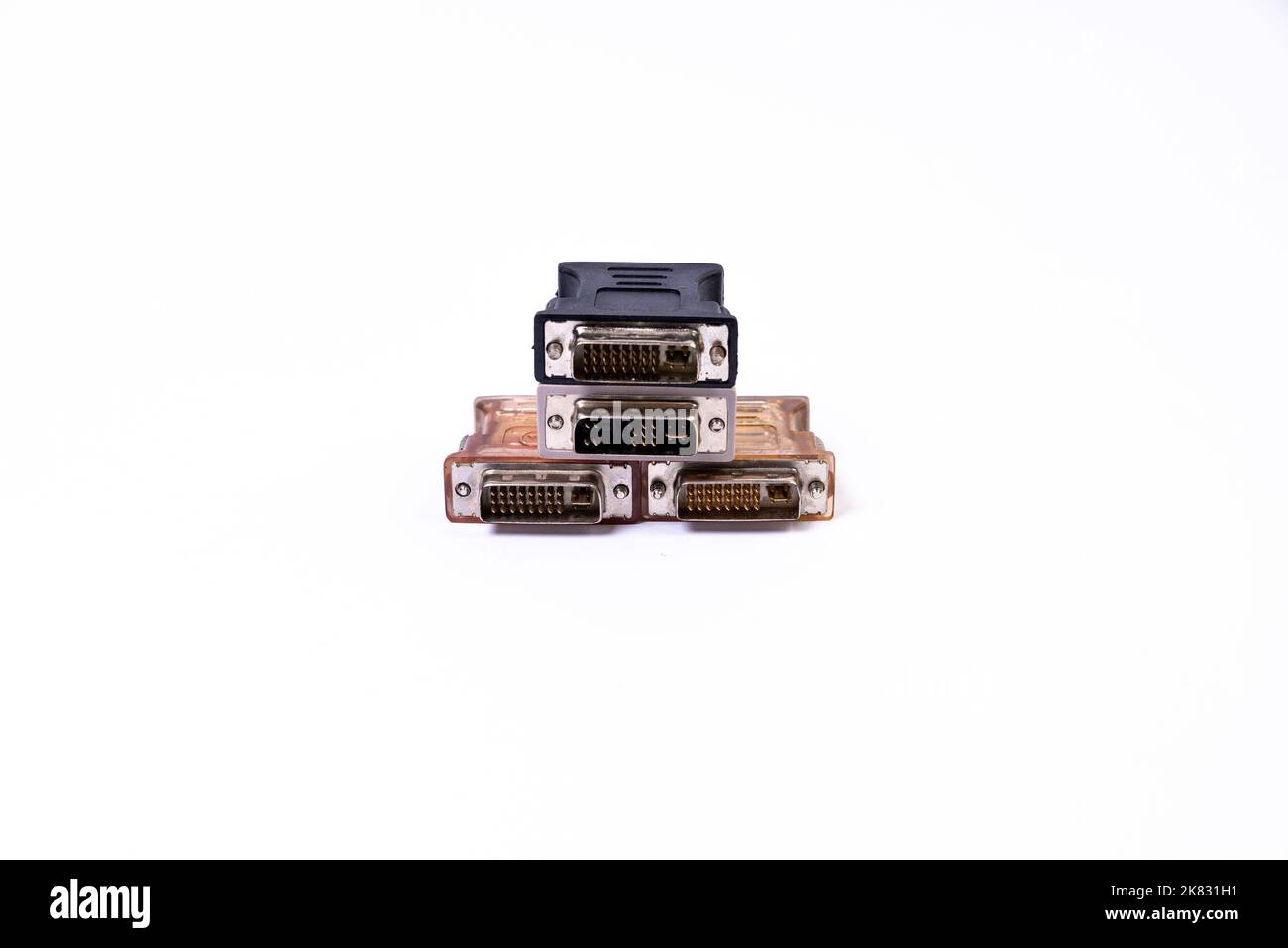 Adaptateur ou concentrateur USB de type C avec divers accessoires : poignées, hdmi, ethernet, VGA DP HDMI, câbles. Divers câbles de conversion pour ordinateurs et smartp Banque D'Images