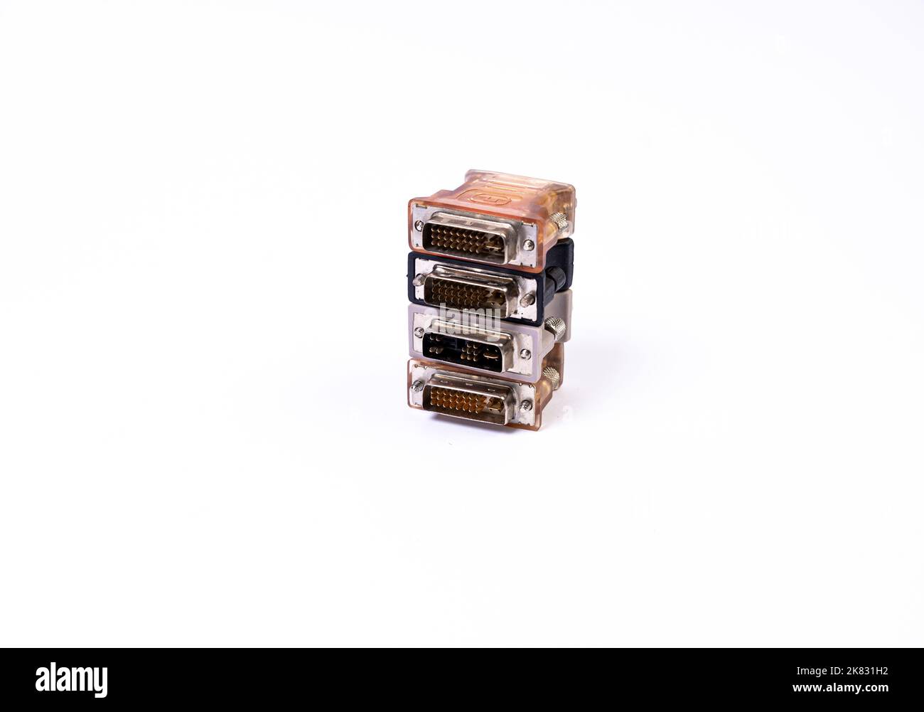 Adaptateur ou concentrateur USB de type C avec divers accessoires : poignées, hdmi, ethernet, VGA DP HDMI, câbles. Divers câbles de conversion pour ordinateurs et smartp Banque D'Images