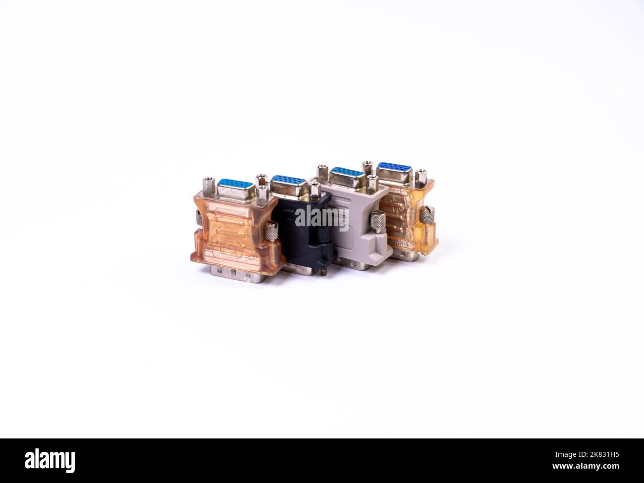 Adaptateur ou concentrateur USB de type C avec divers accessoires : poignées, hdmi, ethernet, VGA DP HDMI, câbles. Divers câbles de conversion pour ordinateurs et smartp Banque D'Images