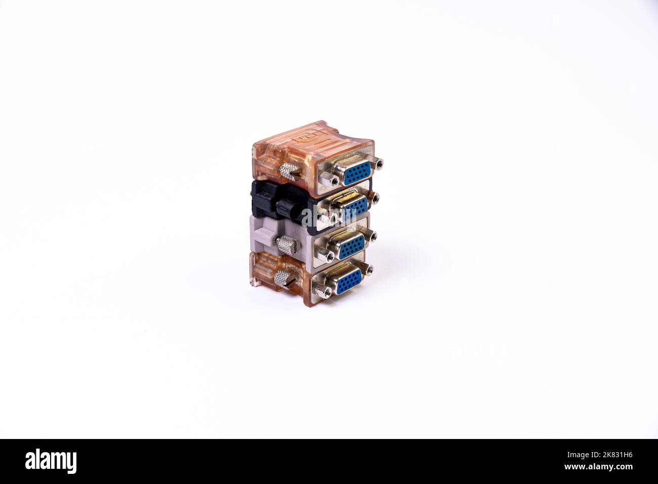 Adaptateur ou concentrateur USB de type C avec divers accessoires : poignées, hdmi, ethernet, VGA DP HDMI, câbles. Divers câbles de conversion pour ordinateurs et smartp Banque D'Images