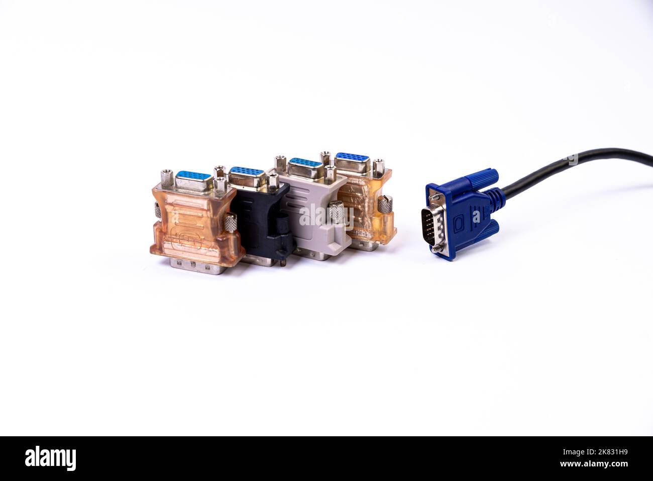 Adaptateur ou concentrateur USB de type C avec divers accessoires : poignées, hdmi, ethernet, VGA DP HDMI, câbles. Divers câbles de conversion pour ordinateurs et smartp Banque D'Images