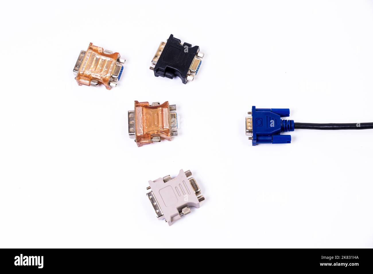 Adaptateur ou concentrateur USB de type C avec divers accessoires : poignées, hdmi, ethernet, VGA DP HDMI, câbles. Divers câbles de conversion pour ordinateurs et smartp Banque D'Images