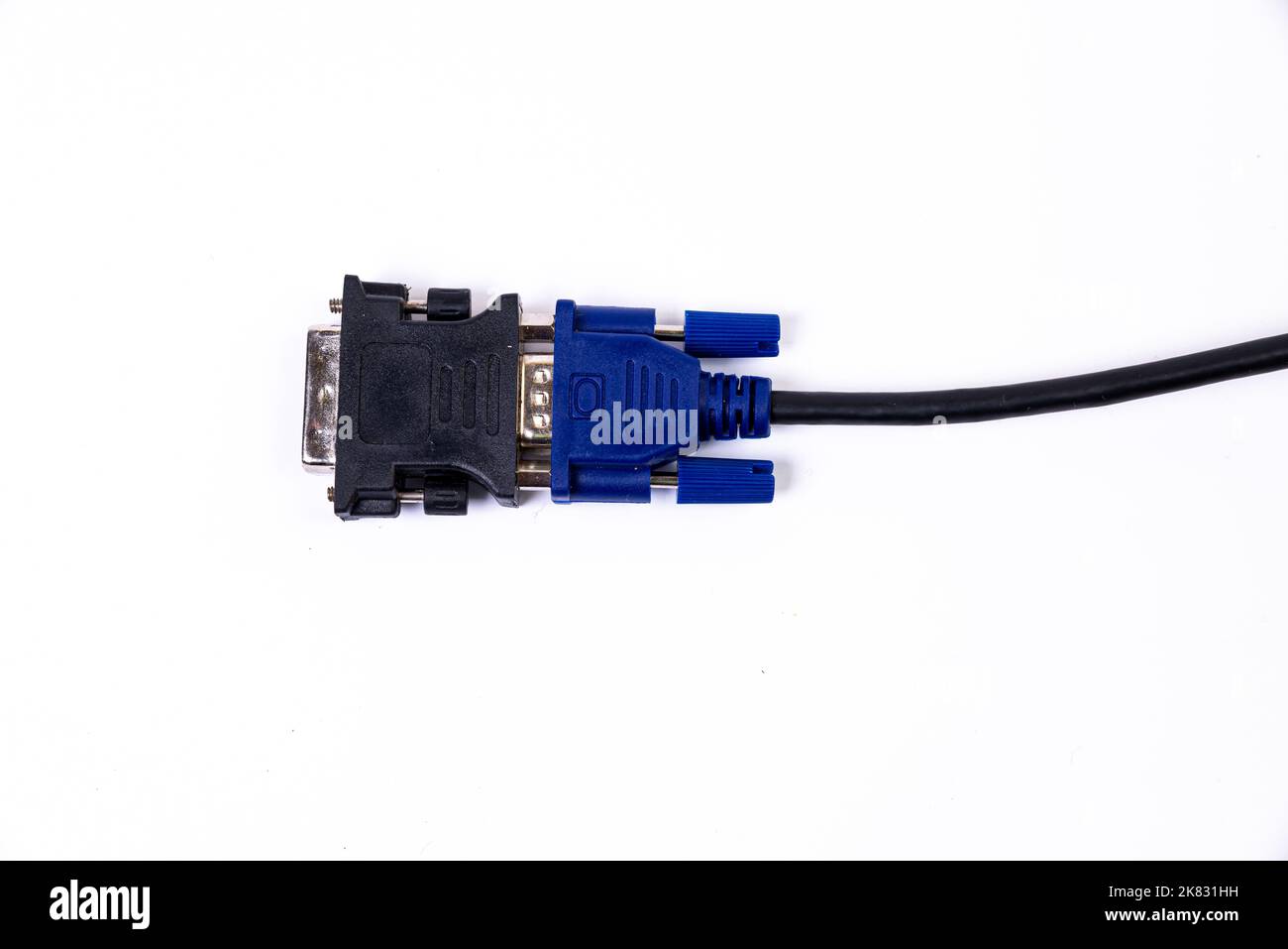 Adaptateur ou concentrateur USB de type C avec divers accessoires : poignées, hdmi, ethernet, VGA DP HDMI, câbles. Divers câbles de conversion pour ordinateurs et smartp Banque D'Images