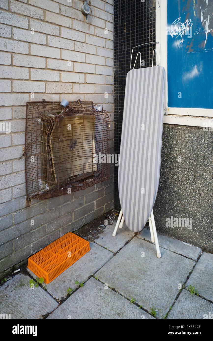 Une planche à repasser abandonnée a été laissée dans la rue à Scarborough Banque D'Images