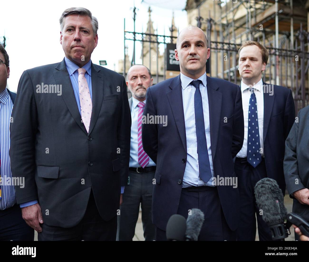 Le président du Comité des conservateurs de l'arrière-ban de 1922, Sir Graham Brady (à gauche), et le président du Parti conservateur, Jake Berry (au centre), font une déclaration au sujet de l'élection à la direction des conservateurs à l'extérieur des chambres du Parlement, à Londres, après que Liz Truss ait annoncé sa démission du poste de Premier ministre. Date de la photo: Jeudi 20 octobre 2022. Banque D'Images