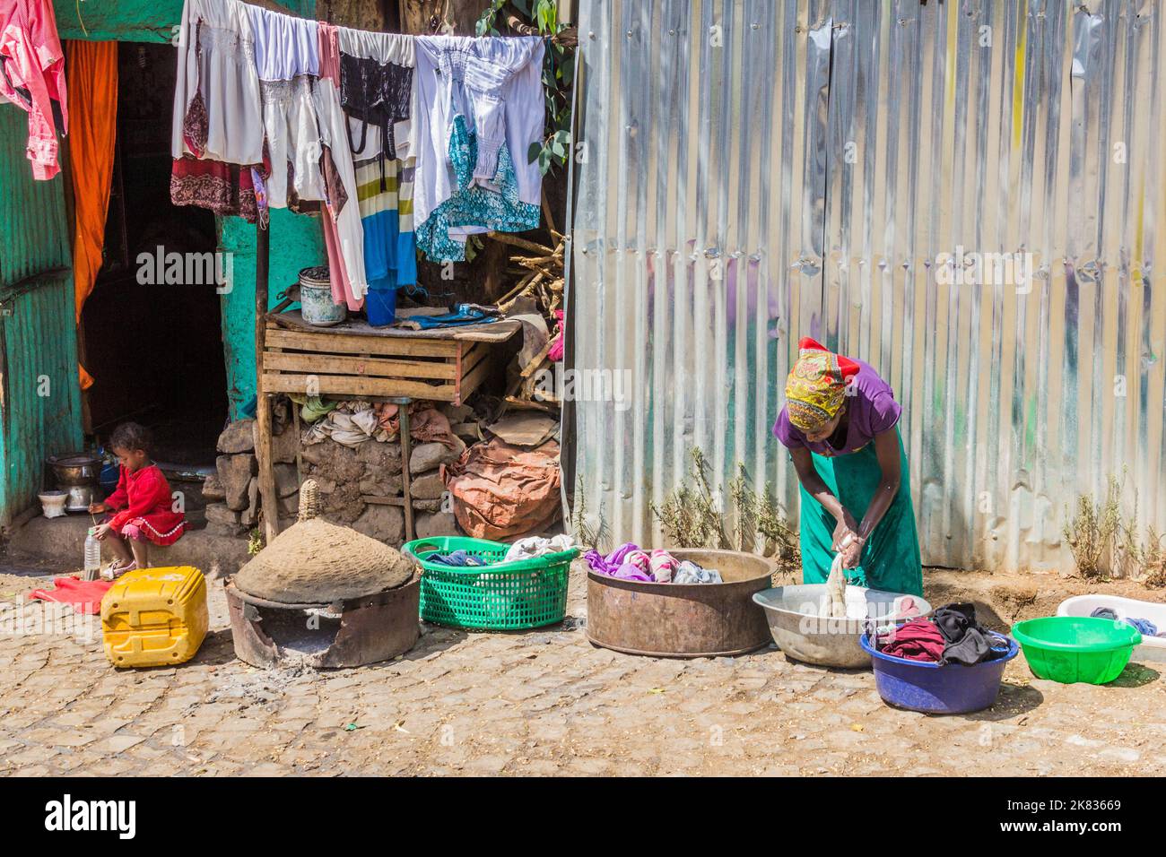 GONDAR, ETHIOPIE - 13 MARS 2019: Femme locale faisant sa lessive dans une rue de Gondar, Ethiopie. Banque D'Images