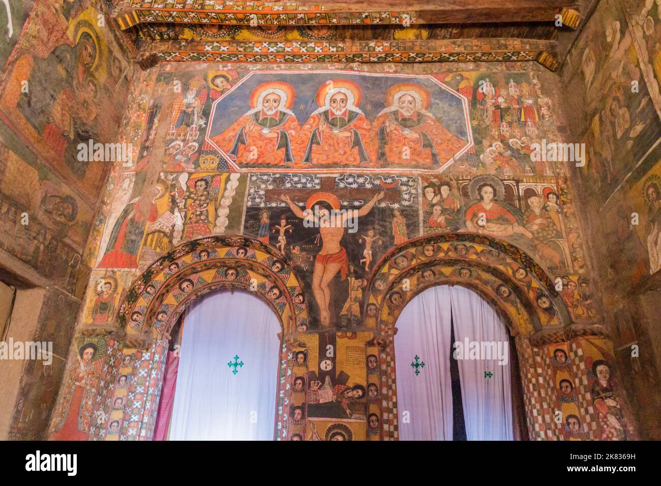 GONDAR, ETHIOPIE - 13 MARS 2019 : intérieur décoré de couleurs de l'église Debre Birhan (Berhan) Selassie à Gondar, Ethiopie. Banque D'Images