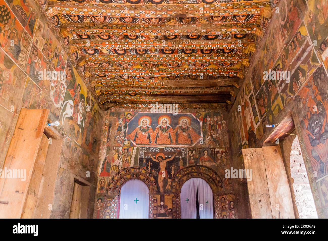 GONDAR, ETHIOPIE - 13 MARS 2019 : intérieur décoré de couleurs de l'église Debre Birhan (Berhan) Selassie à Gondar, Ethiopie. Banque D'Images