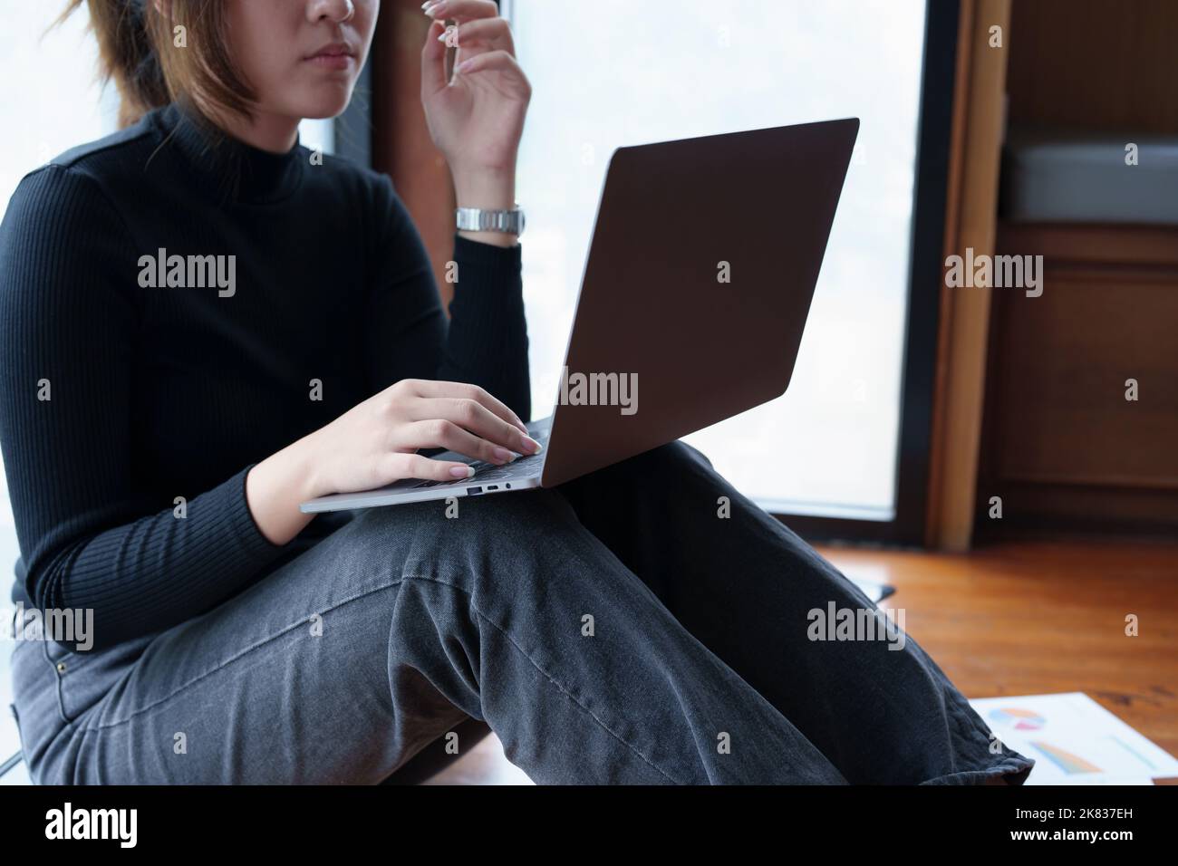 Portrait d'une femme asiatique utilisant un ordinateur pour étudier en ligne et boire du café pendant une vidéoconférence Banque D'Images