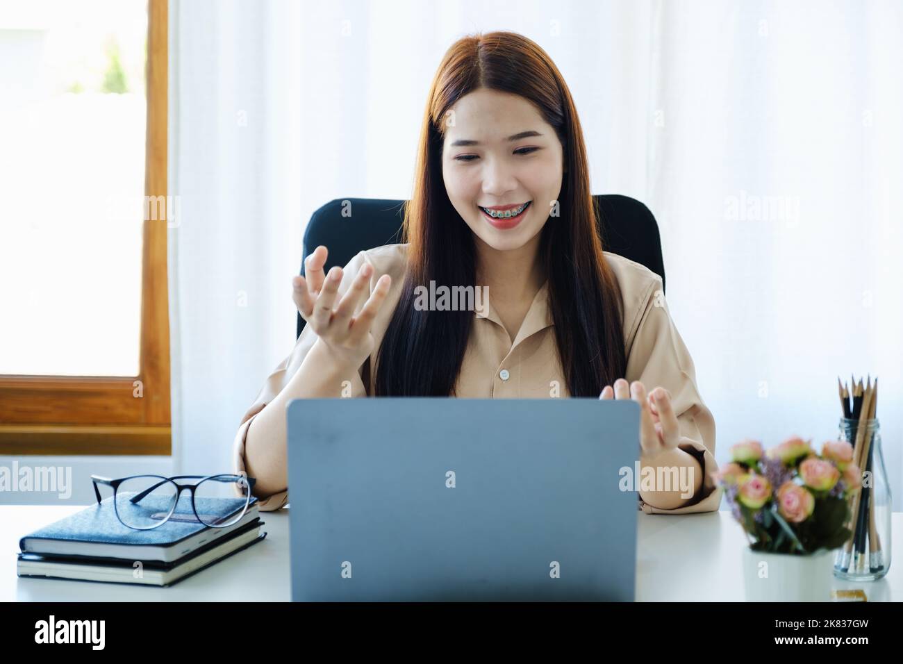 Conversation, enseignement en ligne, explication, réunion, les enseignants asiatiques enseignent des livres en utilisant des ordinateurs pour enseigner des cours en ligne aux élèves à l'ère de Banque D'Images