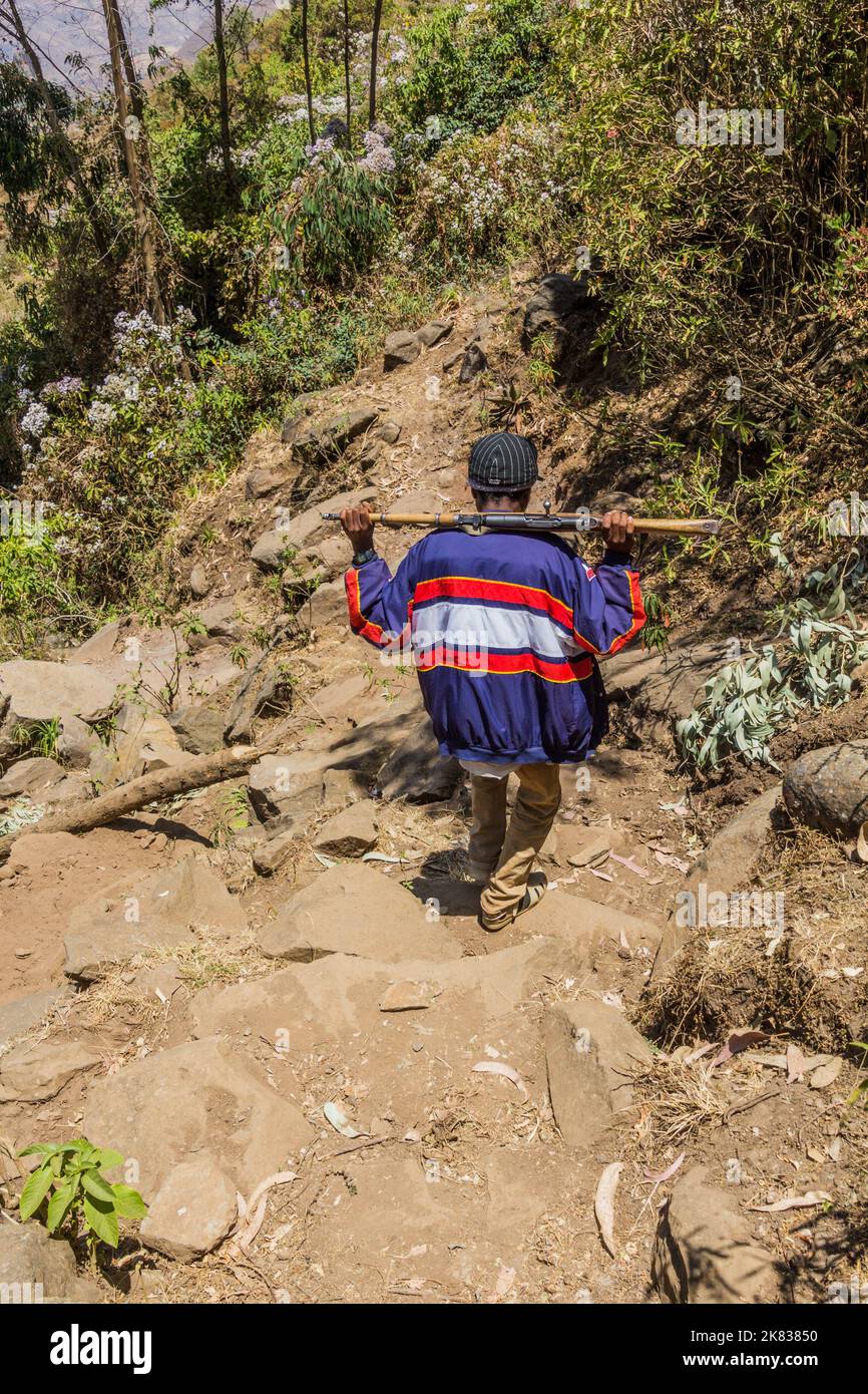 KOSOYE, ETHIOPIE - 14 MARS 2019 : escorte scout armée en randonnée dans les montagnes près du village de Kosoye, Ethiopie Banque D'Images