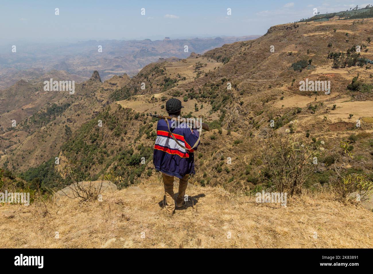 KOSOYE, ETHIOPIE - 14 MARS 2019 : escorte scout armée dans les montagnes près du village de Kosoye, Ethiopie Banque D'Images