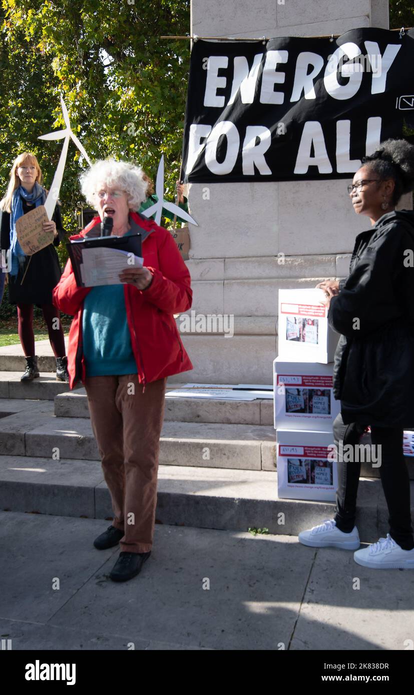 Westminster, Londres, Royaume-Uni. 19th octobre 2022. Ruth London donne un coup d'œil à l'énergie pour tous les manifestants et la pensionneuse Diane Skidmore devant la Chambre des communes aujourd'hui, demandant au Premier ministre Liz Truss de prendre des mesures pour aider ceux qui souffrent de la pauvreté énergétique en donnant à chacun une quantité d'énergie gratuite. Pour payer ce nouveau système de tarification, l'énergie pour tous, pétition signée par plus de 650 000 personnes, exhorte le gouvernement à introduire une taxe sur les bénéfices exceptionnels des producteurs, négociants et fournisseurs de pétrole et de gaz, et à cesser de subventionner les combustibles fossiles avec des millions de livres chaque jour. Plus tard la pétition Banque D'Images