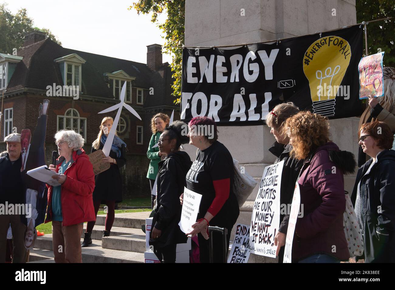 Westminster, Londres, Royaume-Uni. 19th octobre 2022. Caroline Lucas MP, Lord Sikka, Clive Lewis MP, Barry Gardiner MP, Rebecca long Bailey, Alison Thewliss et d'autres députés se sont joints aujourd'hui à Energy for All manifestants et à la Pensioner Diane Skidmore à l'extérieur de la Chambre des communes, demandant au Premier ministre Liz Truss de prendre des mesures pour aider ceux qui souffrent de la pauvreté énergétique en donnant à chacun une quantité d'énergie gratuite. Pour payer ce nouveau système de prix, l'énergie pour tous, pétition signée par plus de 650 000 personnes, exhorte le gouvernement à introduire une taxe sur les bénéfices exceptionnels des producteurs, négociants et supplie de pétrole et de gaz Banque D'Images