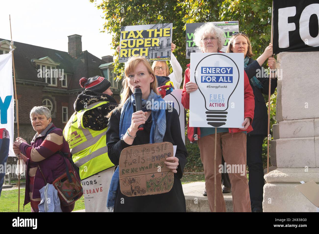 Westminster, Londres, Royaume-Uni. 19th octobre 2022. Caroline Lucas MP, Lord Sikka, Clive Lewis MP, Barry Gardiner MP, Rebecca long Bailey, Alison Thewliss et d'autres députés se sont joints aujourd'hui à Energy for All manifestants et à la Pensioner Diane Skidmore à l'extérieur de la Chambre des communes, demandant au Premier ministre Liz Truss de prendre des mesures pour aider ceux qui souffrent de la pauvreté énergétique en donnant à chacun une quantité d'énergie gratuite. Pour payer ce nouveau système de prix, l'énergie pour tous, pétition signée par plus de 650 000 personnes, exhorte le gouvernement à introduire une taxe sur les bénéfices exceptionnels des producteurs, négociants et supplie de pétrole et de gaz Banque D'Images