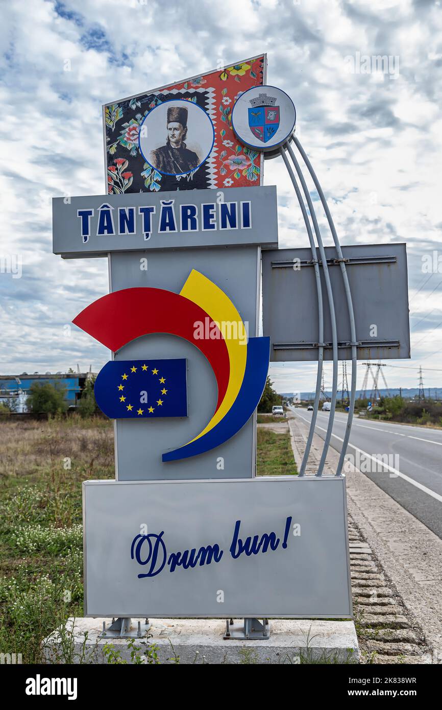 TANTARENI, ROUMANIE - 15 OCTOBRE 2020 : panneau d'information à l'entrée de la ville sur 15 octobre 2020 à Tantareni, Gorj, Roumanie. Banque D'Images