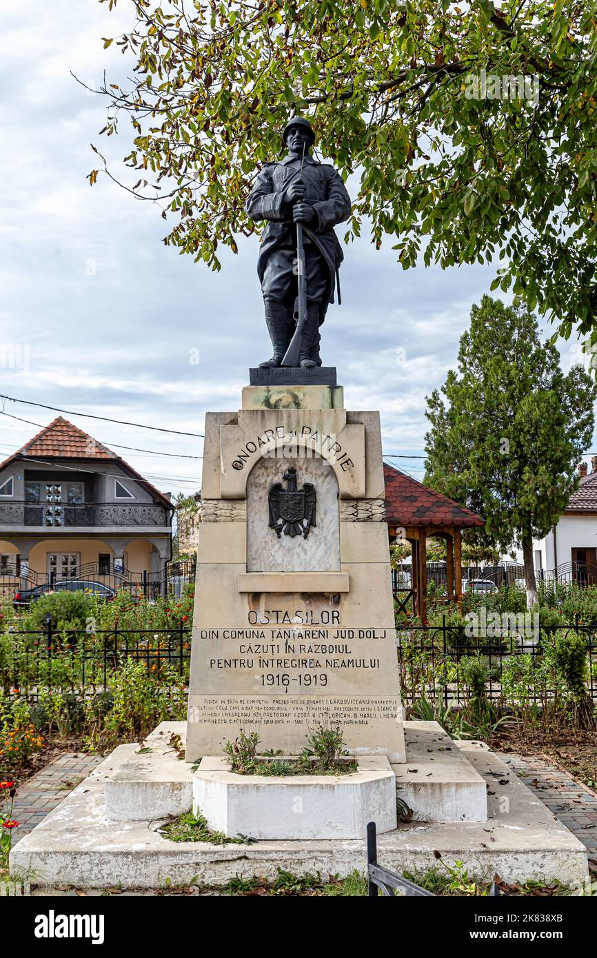 TANTARENI, ROUMANIE - 15 OCTOBRE 2020 : le monument des héros sur 15 octobre 2020 à Tantareni, Gorj, Roumanie. Banque D'Images